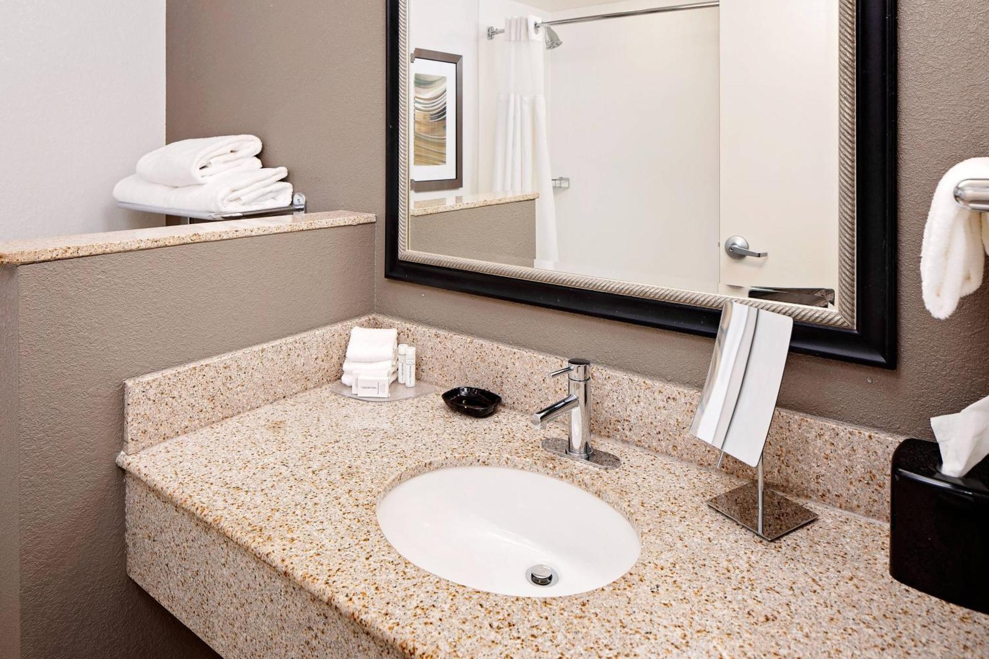 Courtyard By Marriott Pittsburgh Waterfront Hotel 3*