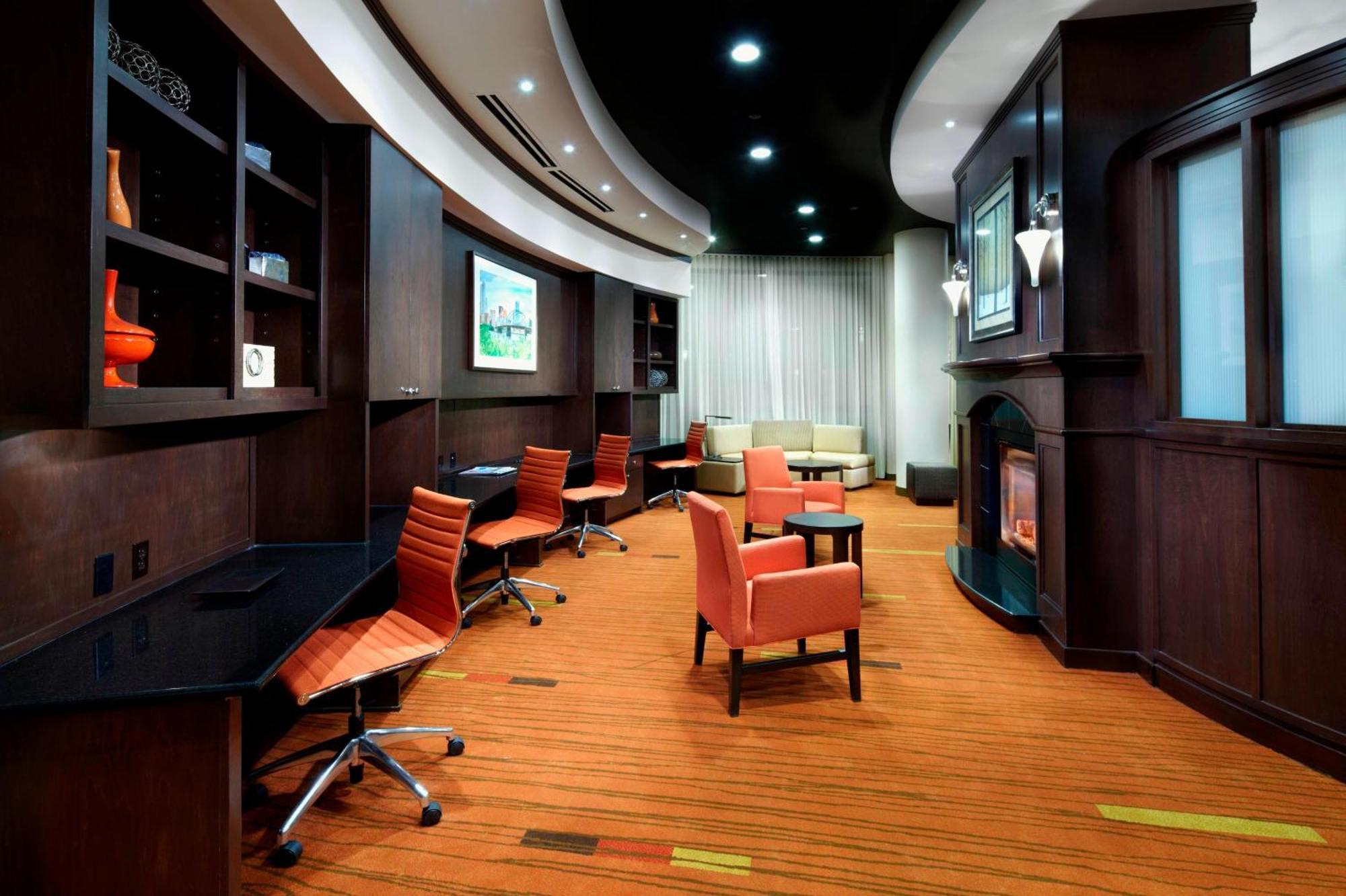 Courtyard By Marriott Pittsburgh Waterfront