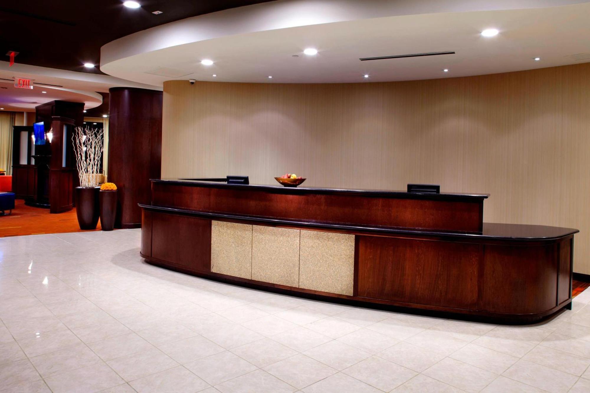 Courtyard By Marriott Pittsburgh Waterfront Hotel